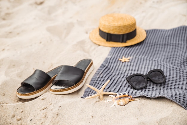 Sommerkonzept-Strandsachen auf Sand