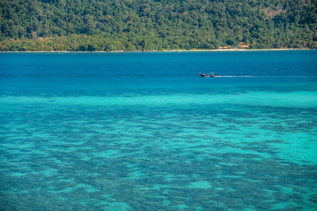 Sommerkonzept, weiche Welle leckte den Sandstrand Koh Lipe Beach Thailand, Sommerferien