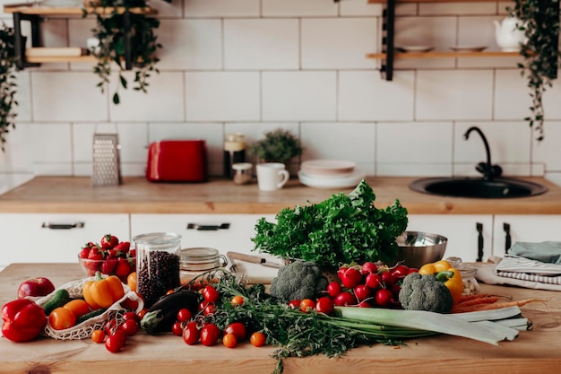 Sommerkost frisches Gemüse für Salat auf Holztisch Paprika Tomaten Gurken Brokkoli und Gemüse in gemütlicher Küche Wohnung