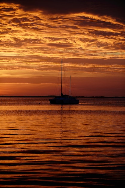 Sommerkreuzfahrt Segelboote bei Sonnenuntergang Hochseeyacht, die entlang des Wassers segelt Sommerzeitreisen