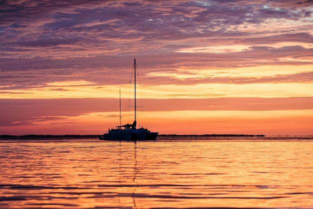 Sommerkreuzfahrt Yachtboot auf dem Meer Segelboote bei Sonnenuntergang Hochseeyachtsegeln