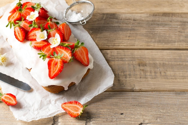 Sommerkuchen mit Erdbeere auf Holztischhintergrund