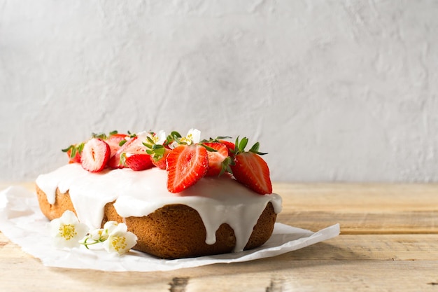 Sommerkuchen mit Erdbeere auf weißem Tabellenhintergrund