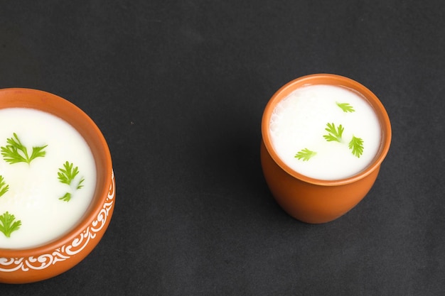 Foto sommerkühler buttermilchgetränk. aus joghurt. buttermilch mit joghurt.