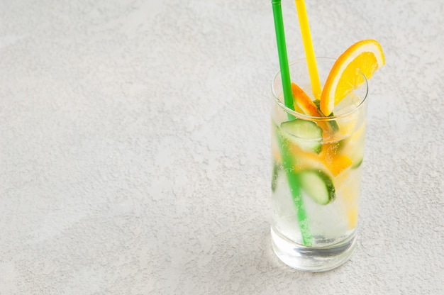 Sommerkühlgetränk mit Zitrone und Gurke im Glas