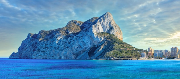 Sommerküste der Stadt Calp an der Costa Blanca Valencia Spanien Menschen sind nicht wiederzuerkennen