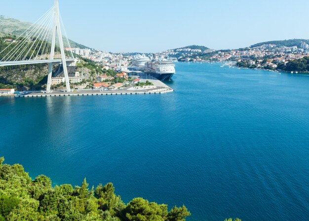 Sommerküstenansicht der Stadt Dubrovnik (Kroatien) mit großen Zwischenlagen im Hafen.