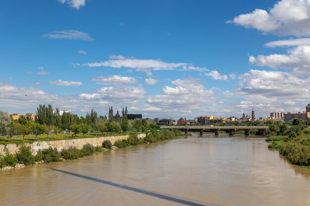 Sommerlandschaft an einem sonnigen Tag, Blick auf den Fluss Ebro und Brücken in Zaragoza, Spanien