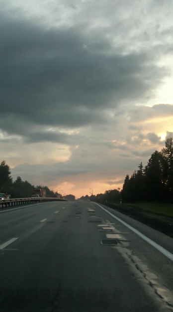 Sommerlandschaft auf der Straße