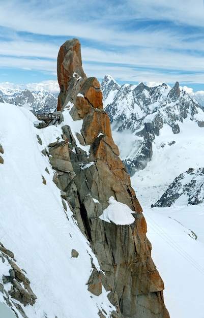 Sommerlandschaft des Bergmassivs Mont Blanc (Blick vom Berg Aiguille du Midi, französisch) mit Aussichtspunkt.