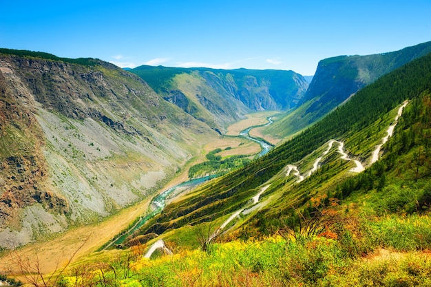 Sommerlandschaft des Katu-Yaryk-Passes im Chulyshman-Tal, Altai-Gebirge, Sibirien, Russland