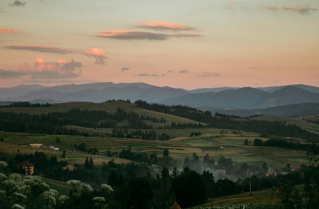 Sommerlandschaft, grüne Berge