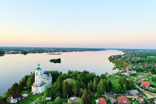 Sommerlandschaft in Russland Sonnenuntergang, Kirche am Ufer des Flusses Christentum Orthodoxie