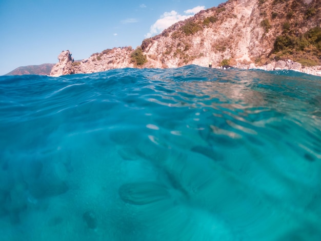 Sommerlandschaft klares blaues Meerwasser