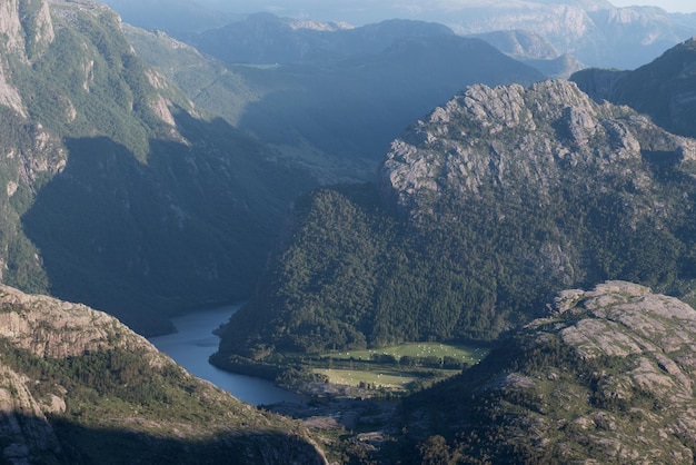 Sommerlandschaft mit Blick auf die Berge Norwegen