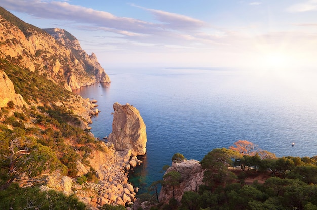 Sommerlandschaft mit felsigem Ufer am Meer. Schwarzes Meer, Südküste der Krim, Ukraine, Europa