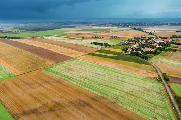 Sommerlandschaft mit Gewitterwolke über Felder und Wälder, Ansicht von oben