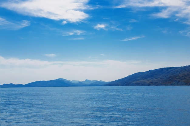 Sommerlandschaft mit Meer und Bergkette