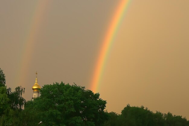 Sommerlandschaft mit Regenbogen