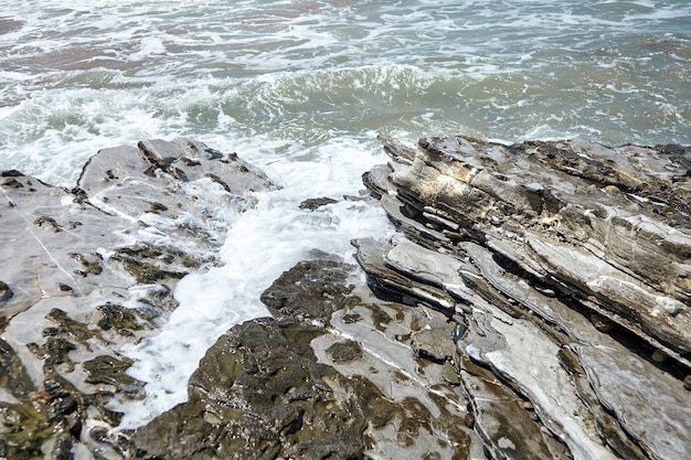 Sommerlandschaft mit Wellen und scharfen Steinen an der Atlantikküste