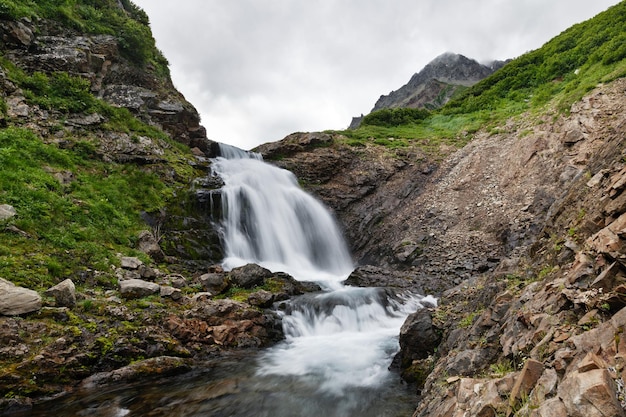 Sommerlandschaft schöner Bergwasserfall