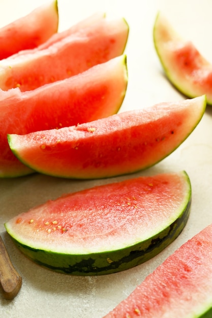 Sommerlebensmittelhintergrund. Reife Wassermelonenscheiben in einem Teller, auf warmem Hintergrund