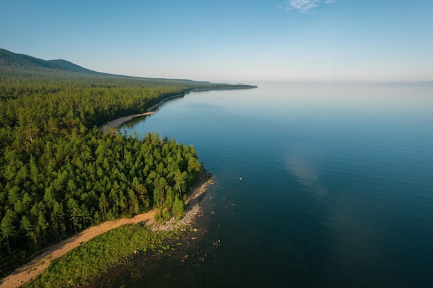 Sommerliche Bilder des Baikalsees ist ein Riftsee im Süden Sibiriens Russland Baikalsee Sommer Landschaftsansicht Drone's Eye View