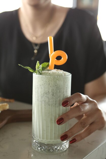 Sommerliche bunte Frucht-Smoothies oder Frozens. Gesundes Detox-Getränkekonzept.