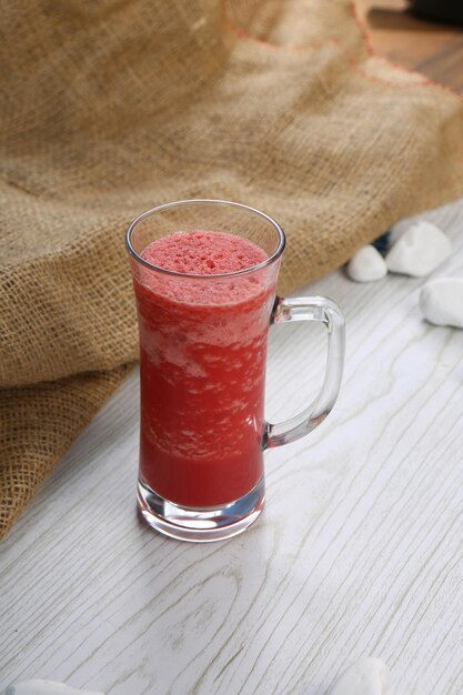 Sommerliche bunte Frucht-Smoothies oder Tiefkühlkost Gesundes Detox-Getränkekonzept