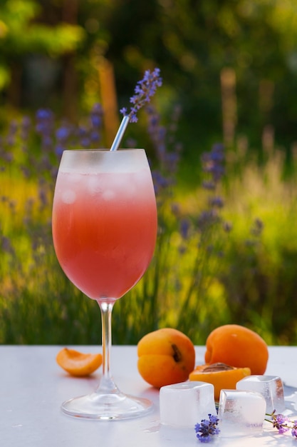 Sommerliche Limonade mit Lavendel und Aprikosen. Kreatives Sommergetränk