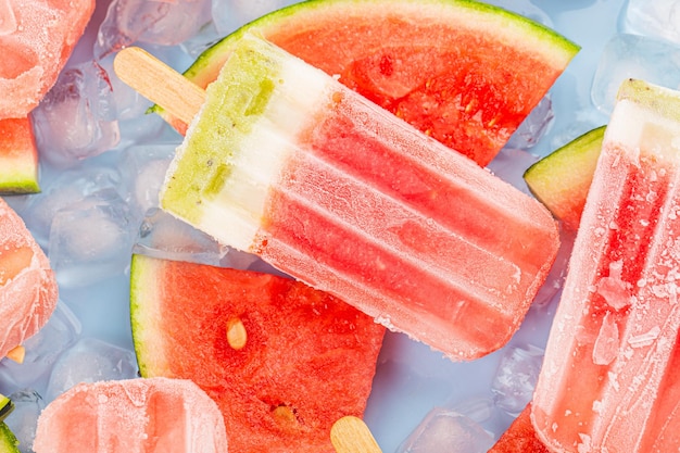 Sommerlicher Durstlöscher für Gourmet-Wassermelonen-Eis am Stiel