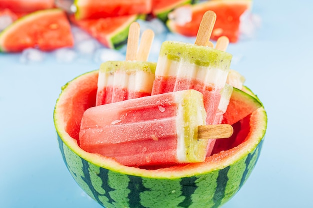 Foto sommerlicher durstlöscher für gourmet-wassermelonen-eis am stiel