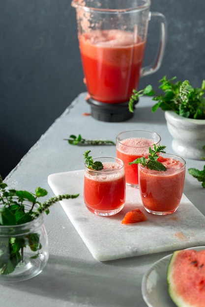 Foto sommerlicher wassermelonen-mojito-cocktail