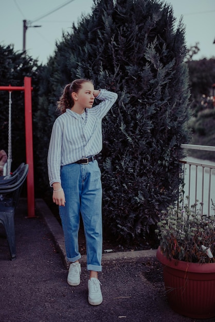 Sommerliches, sonniges Lifestyle-Modeporträt eines jungen, stilvollen Mädchens, das auf der Straße spaziert, ein süßes, trendiges Outfit trägt, heiße Latte trinkt, lächelnd Wochenenden genießt, Kaffee, Ruhe, Lounge