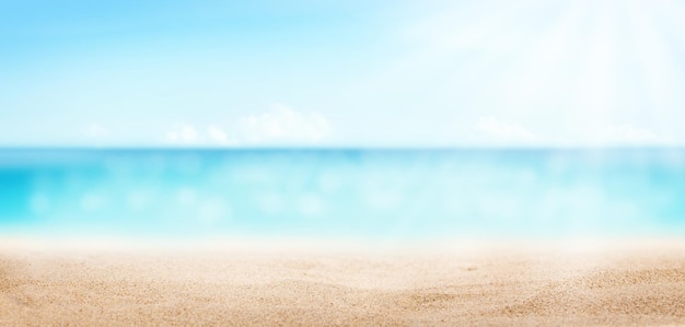 Sommerliches tropisches Meer mit glitzerndem Wellensand und blauem, sonnigem Himmel