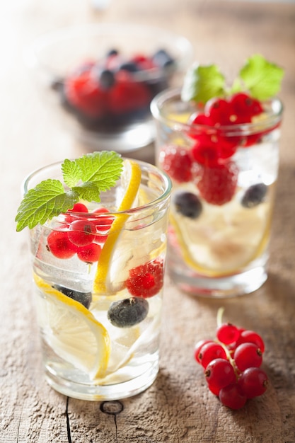 Sommerlimonade mit Beeren und Zitrone