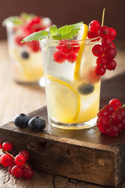 Sommerlimonade mit Beeren und Zitrone