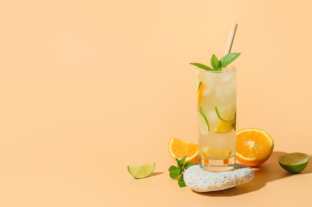 Sommerlimonade oder Cocktail mit Orangen-Limetten-Scheibe