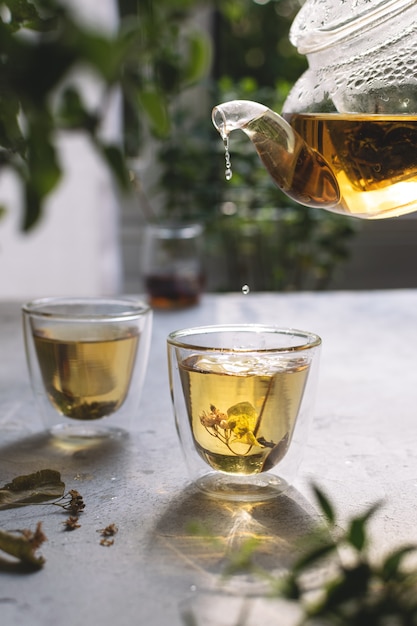 Sommerlinde blüht Tee mit Spritzern auf weißem Leuchttisch