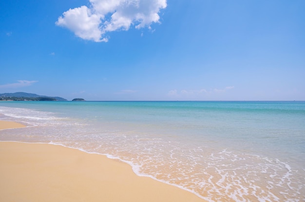 Sommermeer Tropischer Sandstrand mit Hintergrundbild des blauen Ozeans und des blauen Himmels für Naturhintergrund oder Sommerhintergrund