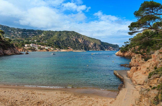 Sommermeerblick auf die felsige Küste vom Strand (in der Nähe von Palamos, Costa Brava, Katalonien, Spanien).