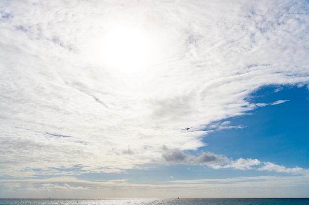 Sommermeerblick mit Flugzeug im Himmel Sommermeerblick für Urlaub Sommermeerblick im Freien