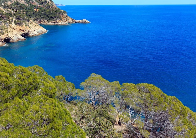 Sommermeerfelsige Küstenlandschaft (in der Nähe von Strand Cala Giverola, Costa Brava, Spanien). Sicht von oben.