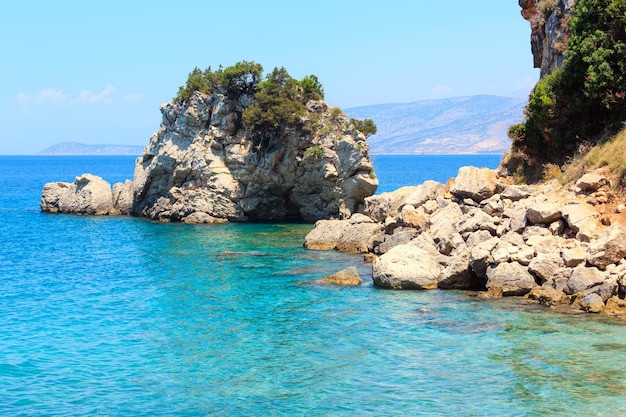 Sommermeerküstenlandschaft mit interessantem Felsen (die Form einer Schildkröte). Blick vom Mirror Beach (Plazhi i Pasqyrave), Saranda, Albanien.