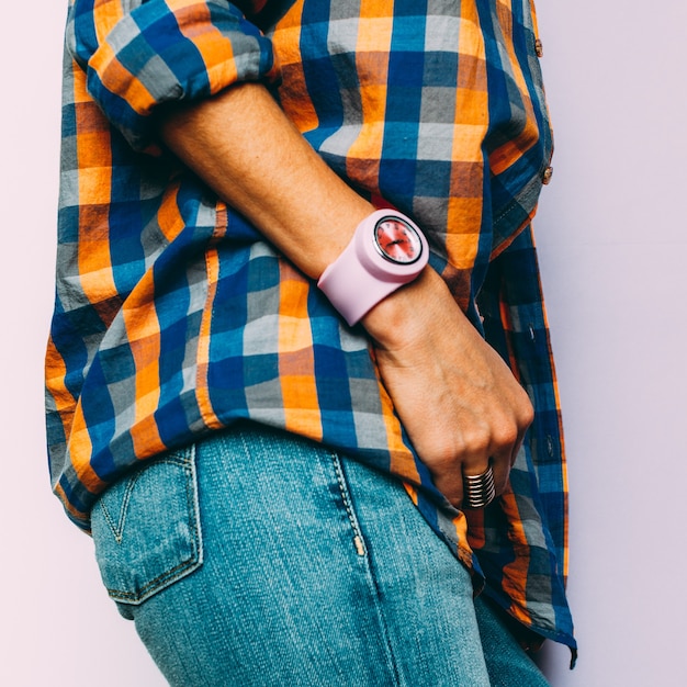 Sommermode im Landhausstil. Zubehör. Schmuck, Uhren, klassische Bluejeans, kariertes Hemd