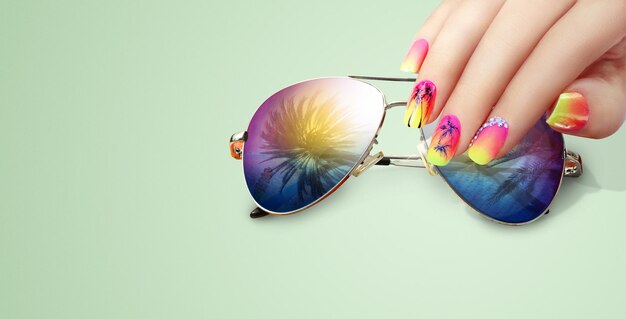 Sommermode und Beauty-Handpflegekonzept mit Sonnenbrille