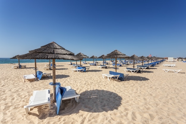 Sommermorgen auf der Strandinsel Tavira. Portugal, Algarve.