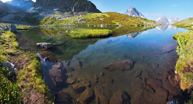 Sommermorgen auf einem malerischen See im Kaukasus