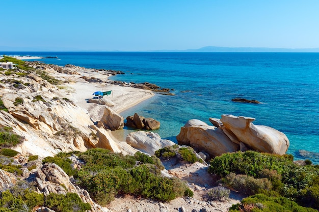 Sommermorgen felsige Ägäisküste mit Sandstrand und Camping in der Nähe von Platanitsi Beach (Halbinsel Sithonia, Chalkidiki, Griechenland).