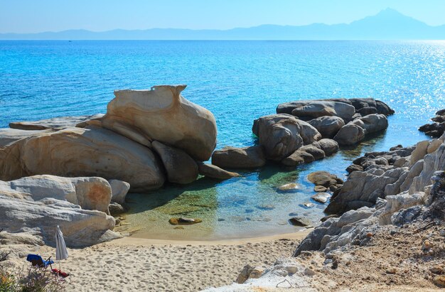 Sommermorgen Sandstrand und felsige Küste in der Nähe von Platanitsi Beach (Halbinsel Sithonia, Chalkidiki, Griechenland).